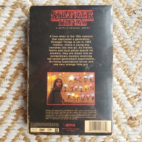 Stranger Things Season 1 Collector's Edition NEW! - Picture 6 of 10